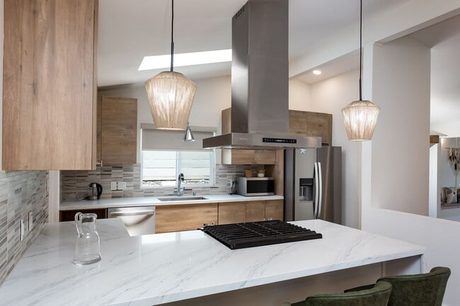 Building Photo - Contemporary Birdland Residence