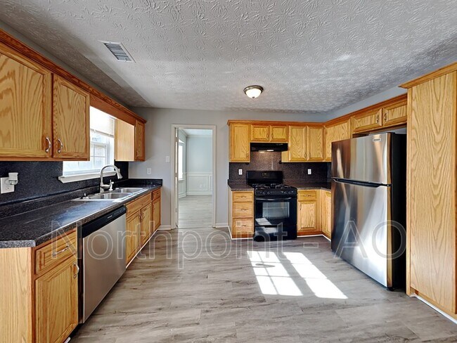 Building Photo - 421 Trinity Tr