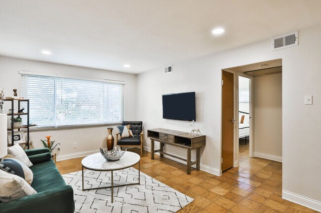 Building Photo - 7055 Hampton Ave
