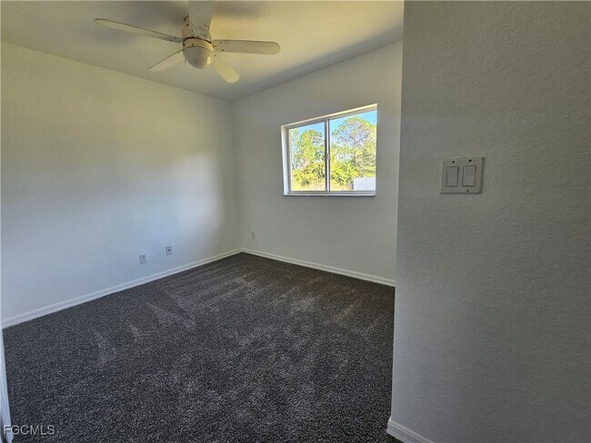 Building Photo - 1127 Croquet St E