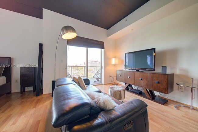 Building Photo - 10 SW South River Dr