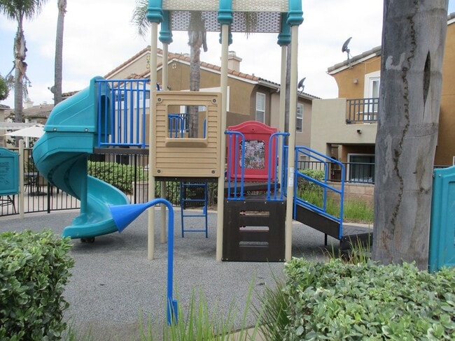 Building Photo - Very nice 2 bedroom 2 bath town home in Chula Vista.