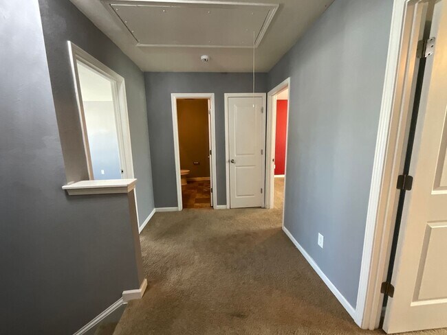 Building Photo - Large 5 bedroom home in Established Neighborhood ready to rent!