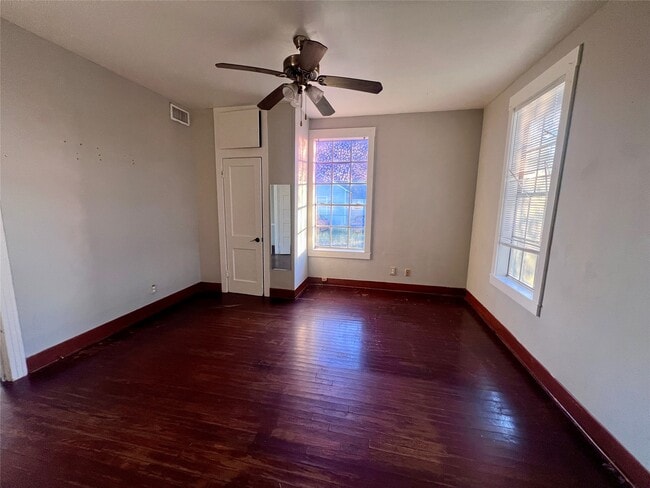 Building Photo - 621 Harrison Ln