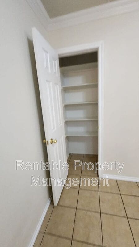Building Photo - 140 W Stage Coach Trl