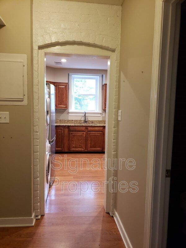 Building Photo - 303 W Clay St