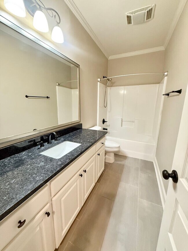 Building Photo - Spacious 4 bedroom 2 bathroom home for rent!