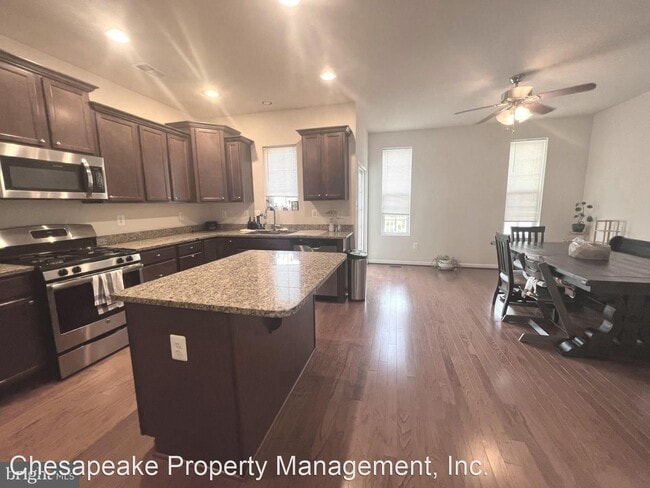 Building Photo - 3 br, 3.5 bath House - 1009 Red Clover Road