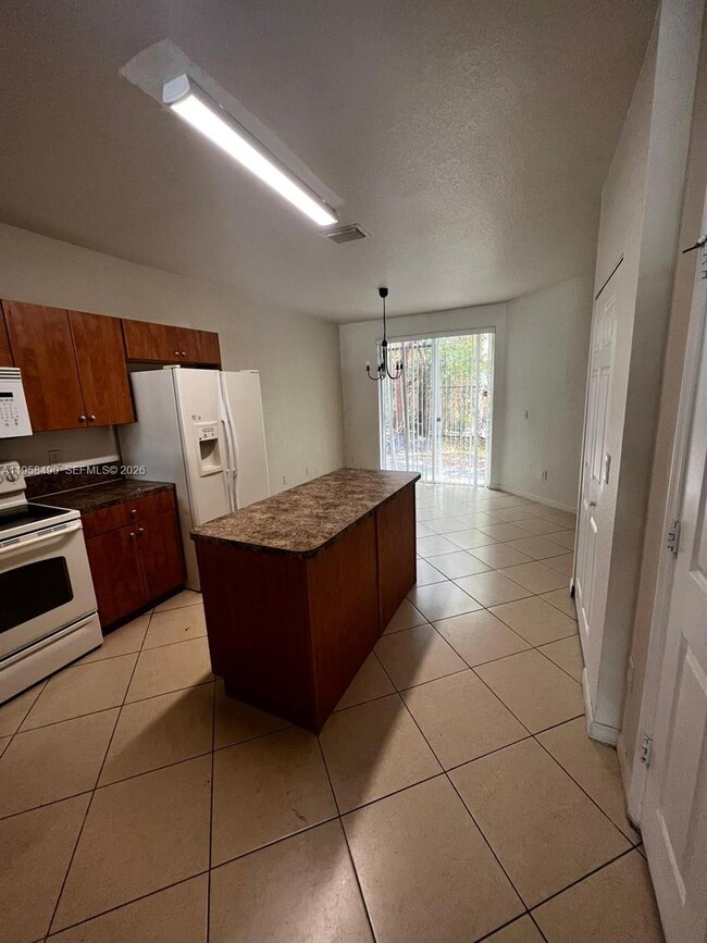 Building Photo - 1909 Hibiscus Ln