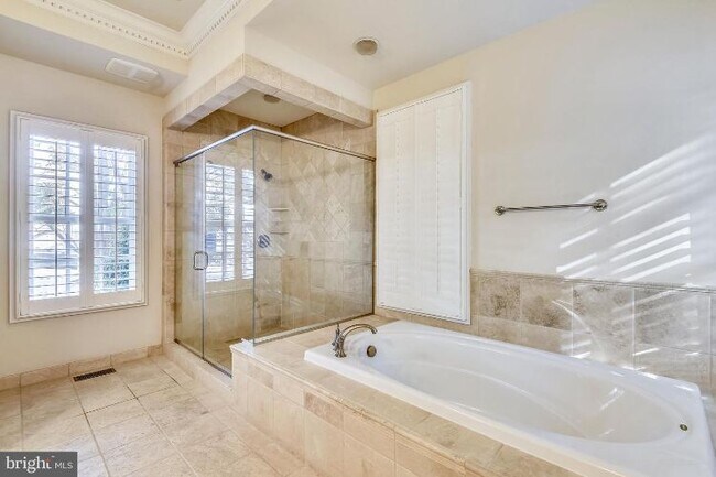 Building Photo - 9880 Palace Green Way