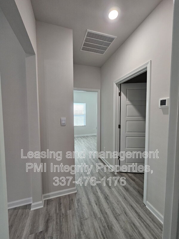 Building Photo - 932 Renova Dr