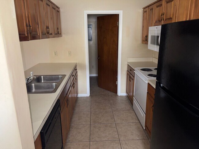 Building Photo - Cedar Chase Duplex Available August!