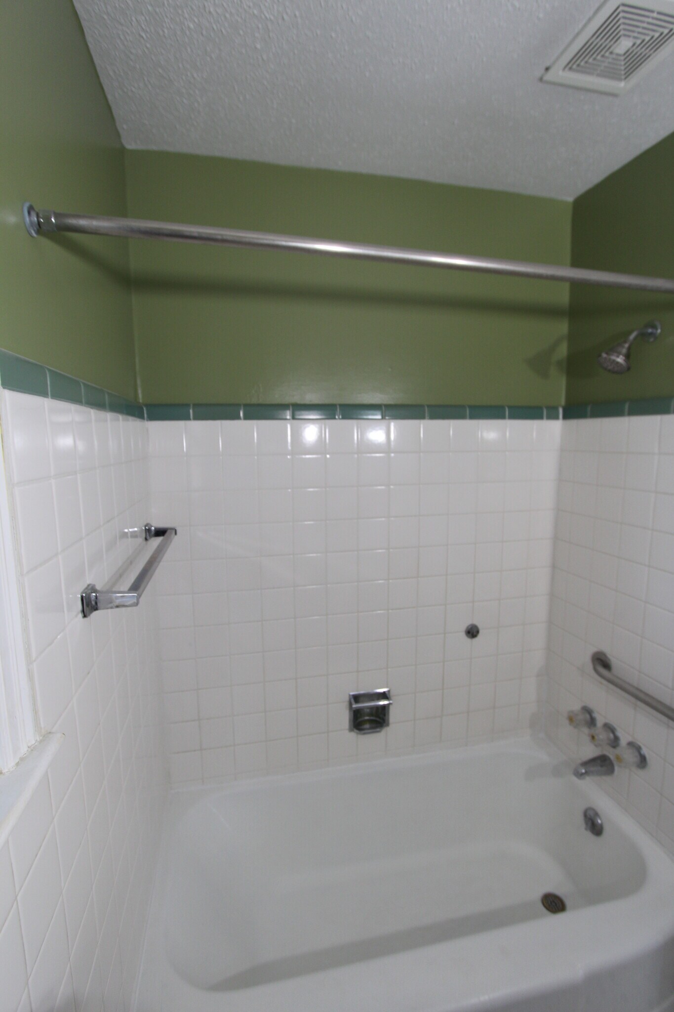 Building Photo - 2313 Ingleside Dr