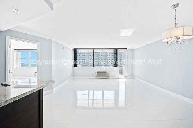 Building Photo - 5313 Collins Ave