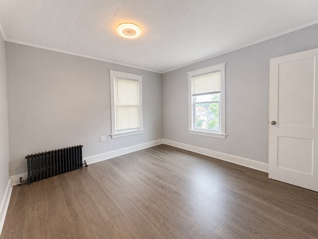 Building Photo - 27 2nd St