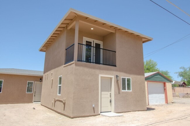 Building Photo - 1720 E Edison St
