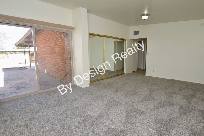 Building Photo - Spacious 3 Bed 2 Bath Eastside Home w/Huge Yard & Fireplace