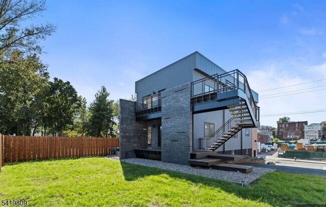 Building Photo - 246 Cortlandt St