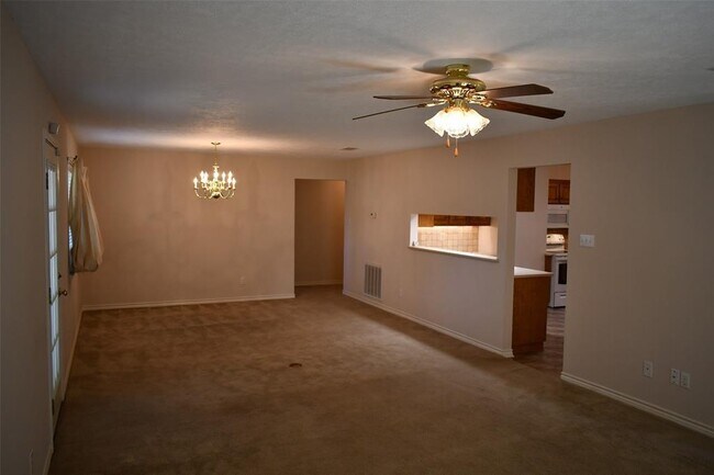 Building Photo - 203 Pine Valley