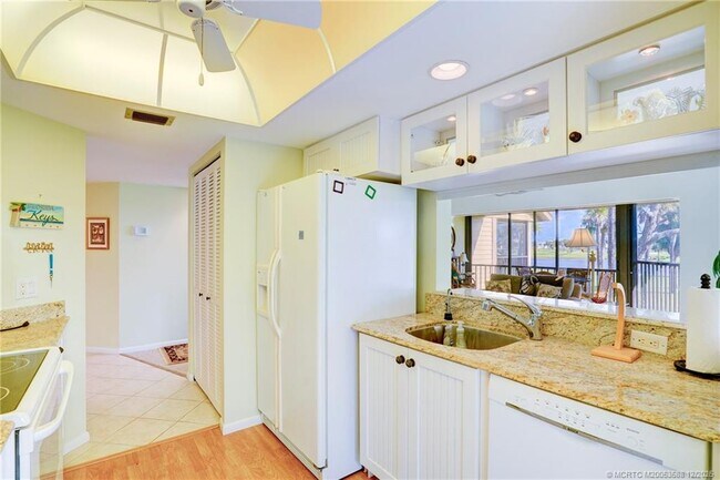 Building Photo - 233 NE Edgewater Dr