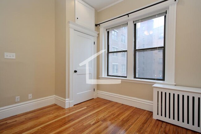 Building Photo - Two Bedrooms, No Livingroom, Gut Renovated...