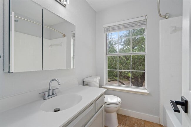 Building Photo - 1203 Thackeray Ln