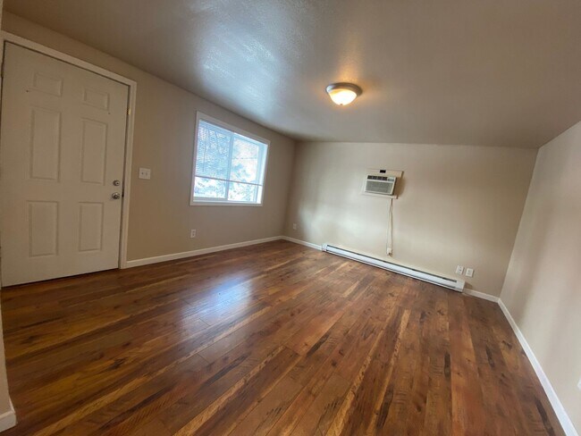 Building Photo - Move-in special!  One month free rent! 2-bedroom 1 bath Great Spokane Valley Location-New carpet ...