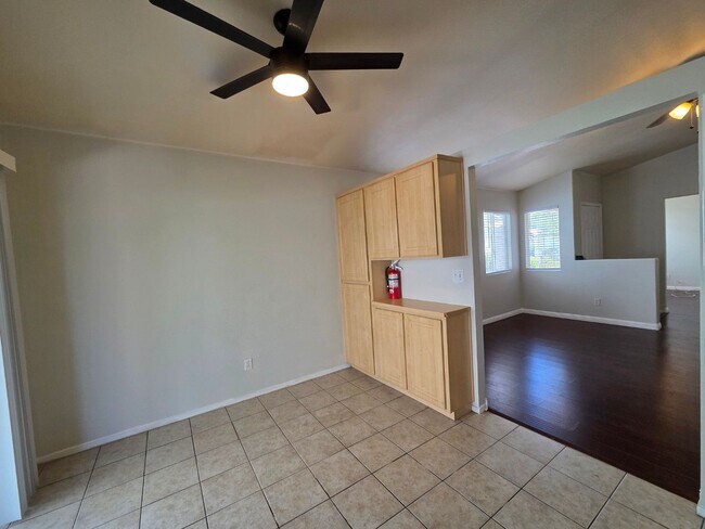 Building Photo - Cozy 3 Bedroom Single Story Home with a Den