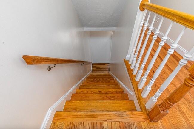 Building Photo - 12 Woodbury Ct