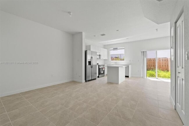 Building Photo - 3 bedroom in Miami FL 33167