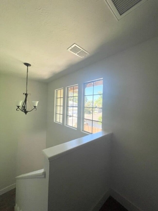 Building Photo - Darling Elk Grove Halfplex!