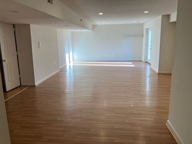 Building Photo - 2 Bedroom/1 Bathroom Basement Unit for Ren...