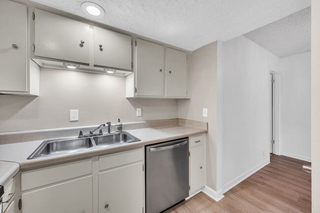 Building Photo - Great corner studio location in Belle Forest.