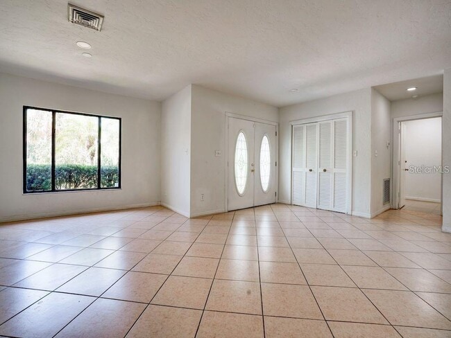 Building Photo - 5 N Lakeview Dr