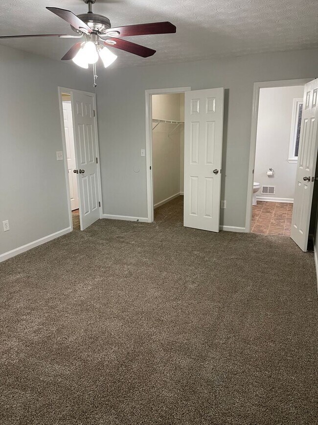 Building Photo - Split Foyer Home with Fenced Yard