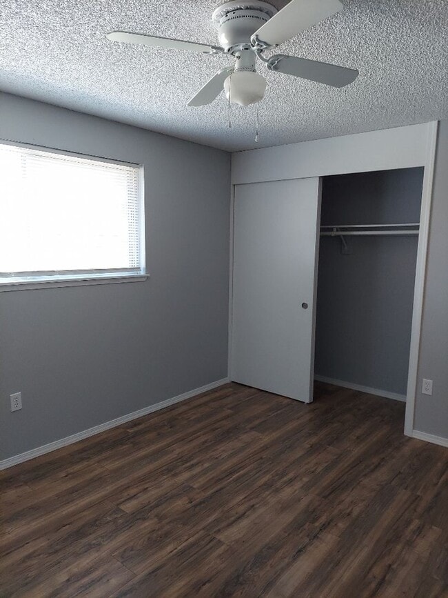Building Photo - 1/2 off 1st Month's Rent- Detached Garage ...