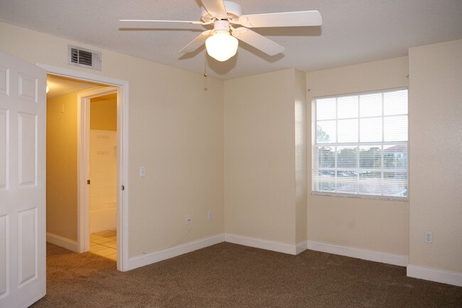 Building Photo - 2/2 in Hunters Creek gated community avail...