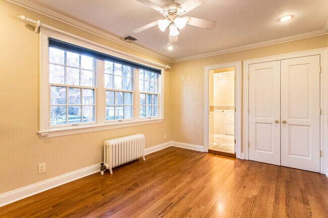 Building Photo - 161 Greenway S