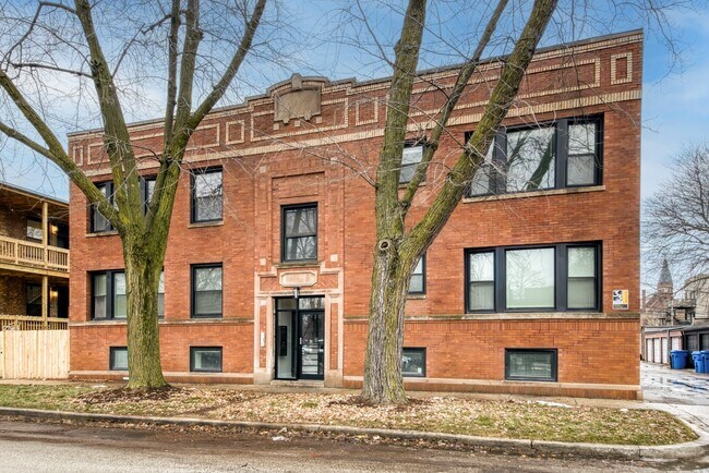 Building Photo - Renovated 2 bed 2 bath Apartment in the heart of Logan Square