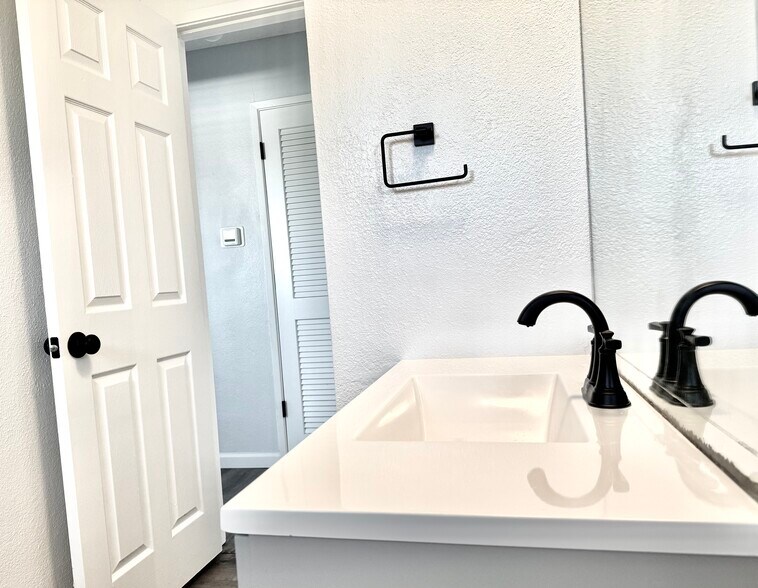 Building Photo - 4549 Greenholme Dr