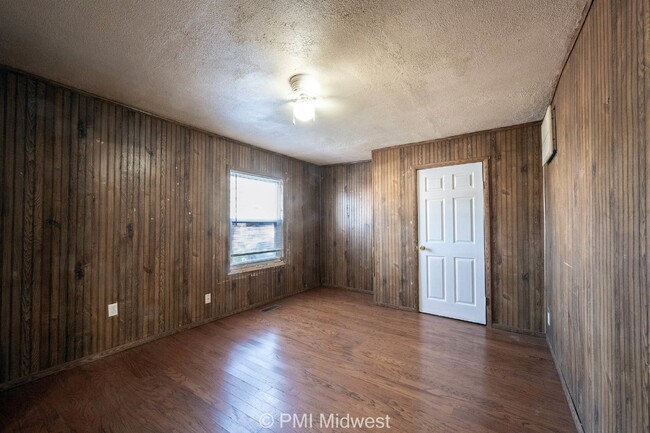 Building Photo - "Charming 514 Sq Ft Studio with Hardwood F...