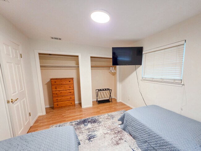 Building Photo - 4305 Temple Hill