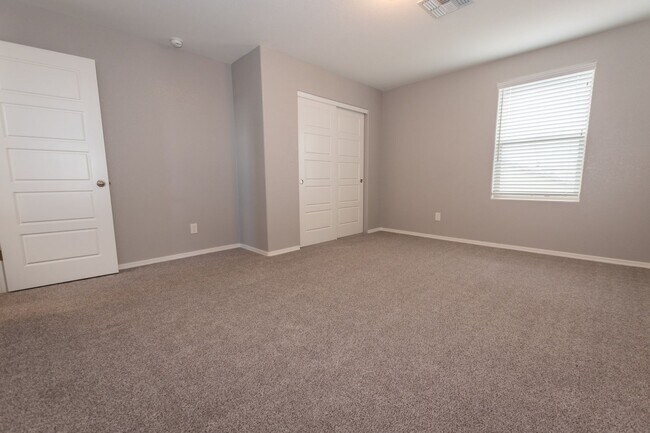 Building Photo - Beautiful 2-Story Home, 5 Bedroom, 3 Full ...