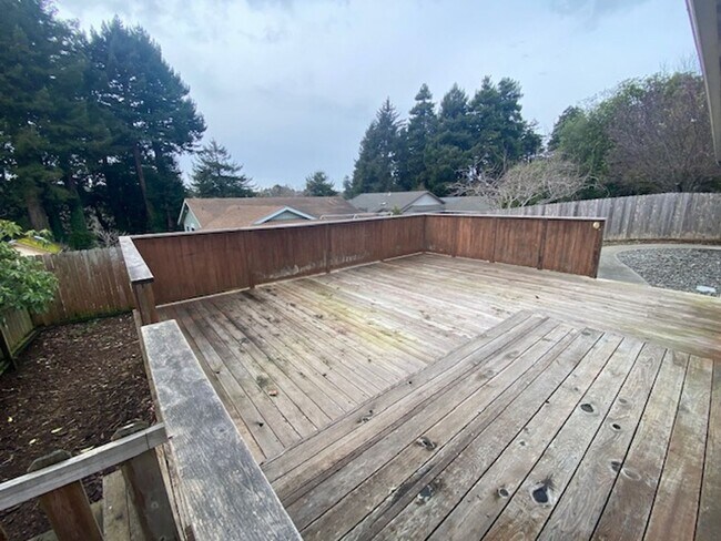 Building Photo - Excellent eastside location, 3/2, fenced yard, 2 car garage