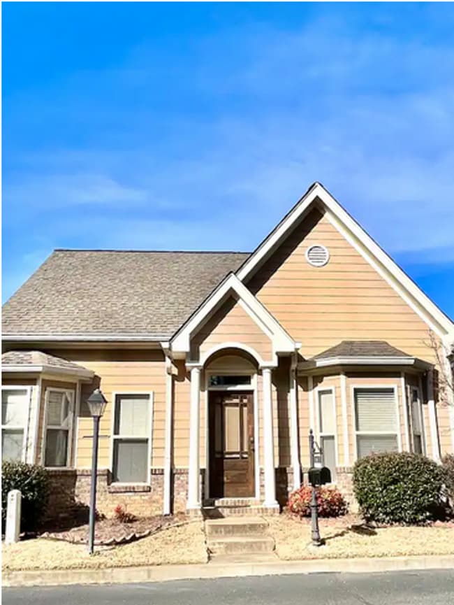 Building Photo - 3 bed/3 bath Furnished/Unfurnished