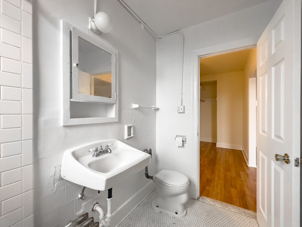 Building Photo - 3335 W Diversey Ave