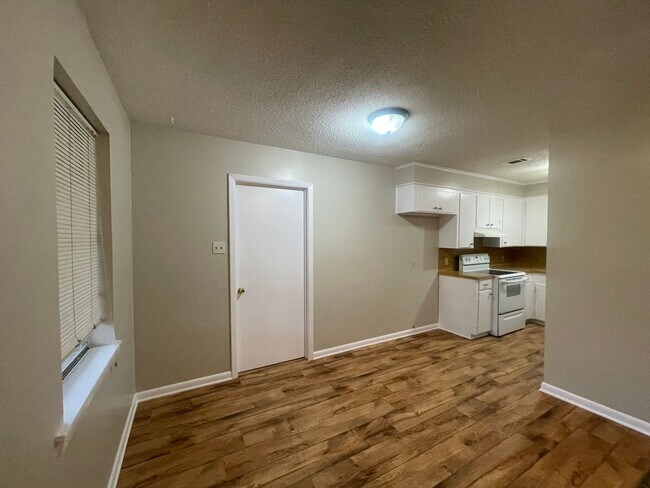 Building Photo - Don’t Miss Out! Move in Ready!