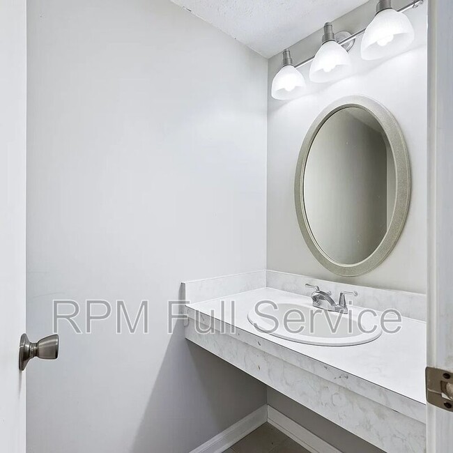 Building Photo - 810 Bellevue Rd