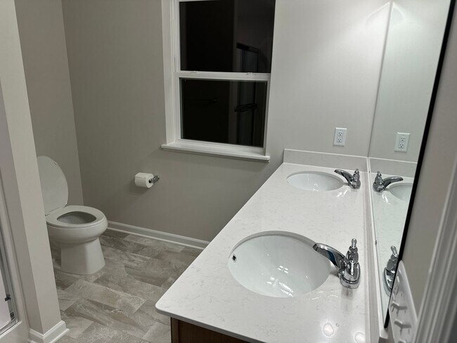 Building Photo - Rare Rogers 3 bed brand new town house for lease!!!