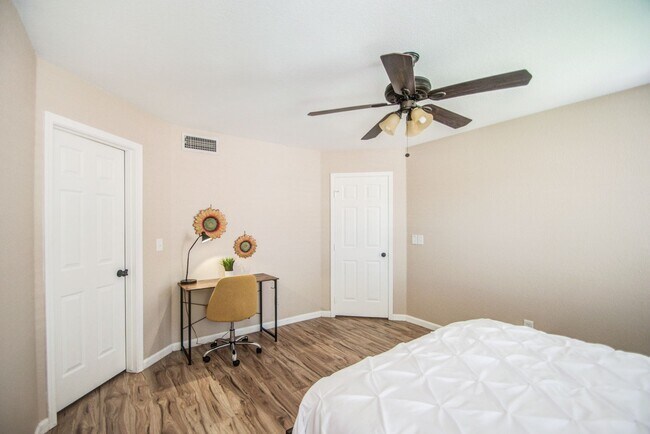 Building Photo - 4bd, 3ba on Arrowhead Golf Course!
